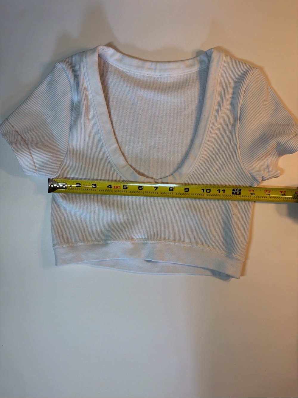 Alo Yoga White Ribbed Cropped Scoop Neck Short Sleeve Top - Picture 4 of 5